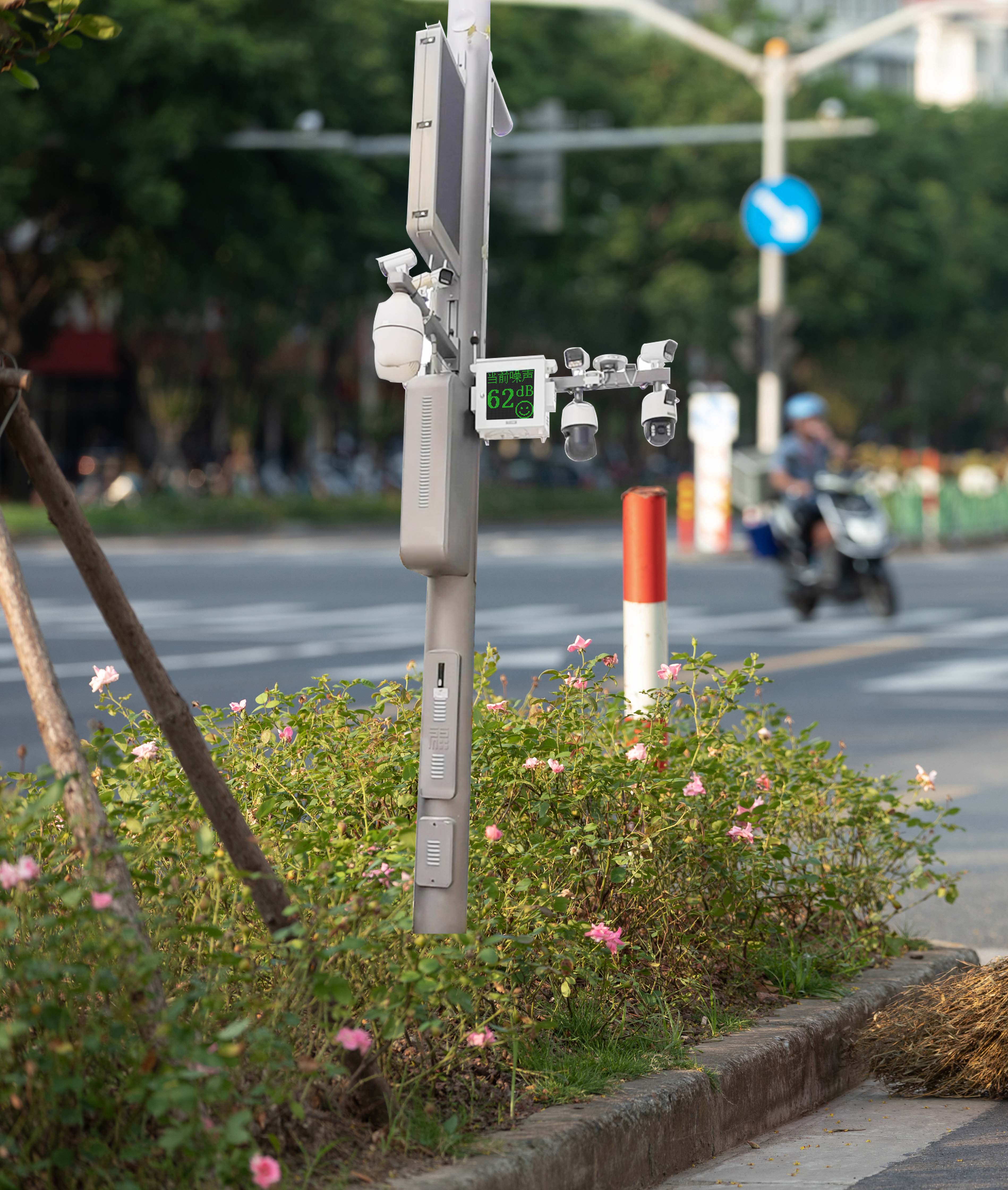 交通道路声环境监测典型案例: 贵港市街道交通噪声在线监测系统、全天候自动超标变色预警监测、助力解决噪声扰民问题，创建智慧城市发展